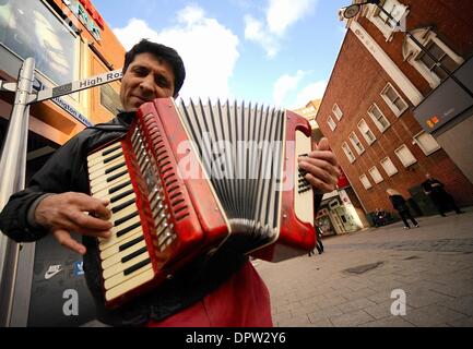 London, UK, UK. 17. Januar 2014. Ein Rumäne spielt das Akkordeon in Nord-London. Zum 1. Januar gewonnen Rumänen und Bulgaren das gleiche Recht auf als andere EU-Bürger in Großbritannien zu arbeiten. Entspannte Einwanderung weiterhin umstritten in ganz Europa so viele davon, die die Volkswirtschaften von der Krise von 2008 noch nicht erholt haben. Der britische Botschafter angekündigt, dass weniger dann 25 Rumänen Großbritannien eingegeben haben, da die Arbeitsmarktbeschränkungen am 1. Januar 2014 waren. Gail Orenstein/ZUMAPRESS.com/Alamy © Live-Nachrichten Stockfoto