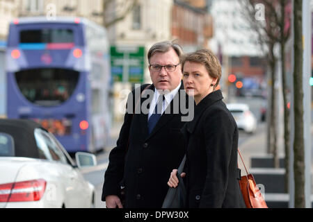 Salford, Manchester, UK. 16. Januar 2014. Mitglieder der Labour-Schattenkabinett Ed Kugeln und Yvette Cooper besuchen die Beerdigung von Paul Goggins RIP, MP für Wythenshawe und Verkauf Ost, der am 7. Januar starb im Alter von 60, eine Woche nach einem Zusammenbruch auf eine Flucht mit seinem Sohn. Gewählten MP in 1997 er diente als ein Nordirland und als Innenminister. Beerdigung von Paul Goggins MP Salford Kathedrale 16. Januar 2014 Credit: John Fryer/Alamy Live-Nachrichten Stockfoto