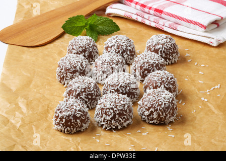 No-Backen Schokolade Schneeball Cookies in Kokos gerollt Stockfoto