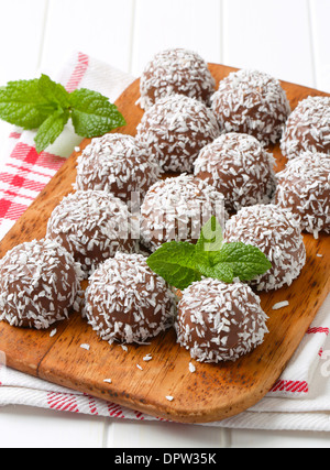 No-Backen Schokolade Schneeball Cookies in Kokos gerollt Stockfoto