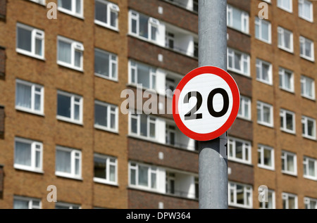 Zwanzig Meilen pro Stunde Höchstgeschwindigkeit unterzeichnen in einem Wohngebiet, bebaute Fläche, Brighton und Hove, East Sussex. Stockfoto