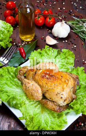 Gebackenes Huhn mit Salat Stockfoto