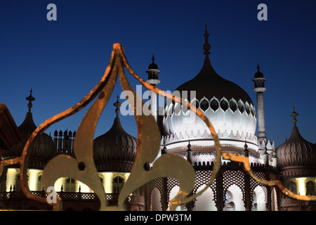 Ein "Zwiebelturm" Motiv in ornamentalen Schmiedearbeiten außerhalb Brighton Pavilion integriert. Stockfoto