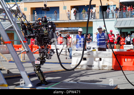 Miami Florida, Homestead, Speedway, DARPA Robotics Challenge Trials, ferngesteuert, Roboter, Roboter, Männer männlich, Studenten Ingenieurwissenschaften, Kletter-Bursche Stockfoto