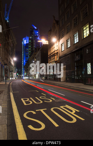 Bushaltestelle und Straße führt zu dem berühmten Lloyds-Gebäude in der City of London, England. Stockfoto