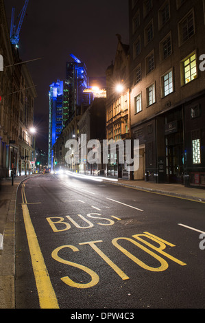 Bushaltestelle und Straße führt zu dem berühmten Lloyds-Gebäude in der City of London, England. Stockfoto