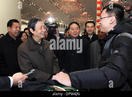 Peking, China. 16. Januar 2014. Chinesische Vize Premier Ma Kai (vorne, 2. L) spricht für einen Passagier auf dem Hauptstadt-Flughafen in Peking, Hauptstadt von China, 16. Januar 2014. MA inspizierte die Arbeit für das Frühlingsfest Reisen Rush in Peking am Donnerstag. Bildnachweis: Rao Aimin/Xinhua/Alamy Live-Nachrichten Stockfoto