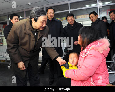 Peking, China. 16. Januar 2014. Chinesische Vize Premier Ma Kai (vorne, L) spricht für einen Passagier auf die Sihui Kommunikationsdrehscheibe in Peking, Hauptstadt von China, 16. Januar 2014. MA inspizierte die Arbeit für das Frühlingsfest Reisen Rush in Peking am Donnerstag. Bildnachweis: Rao Aimin/Xinhua/Alamy Live-Nachrichten Stockfoto