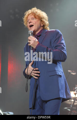 15. März 2009 live - New York, New York, USA - MICK HUCKNALL und Durchführung von Simply Red Konzert im Radio City in New York City. (Kredit-Bild: © Jeffrey Geller/ZUMA Press) Stockfoto