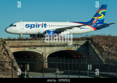 Spirit Airlines fliegt auf einer Landebahn am Hartsfield-Jackson Atlanta International Airport in Atlanta, Georgia. (USA) Stockfoto