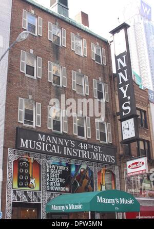 2. April 2009 eingestellt - New York, NY, USA - Mannys Musikinstrumente, um Türen (Mai 2009) zu schließen, nachdem er ein Midtown Wahrzeichen auf Music Row seit 1935.  Mannys ist derzeit im Besitz von Sam Ash.  Photo Credit: Anthony G. Moore/GLOBE Photos.K61656AGM (Kredit-Bild: © Globe Photos/ZUMAPRESS.com) Stockfoto