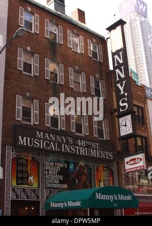 2. April 2009 eingestellt - New York, NY, USA - Mannys Musikinstrumente, um Türen (Mai 2009) zu schließen, nachdem er ein Midtown Wahrzeichen auf Music Row seit 1935.  Mannys ist derzeit im Besitz von Sam Ash.  Photo Credit: Anthony G. Moore/GLOBE Photos.K61656AGM (Kredit-Bild: © Globe Photos/ZUMAPRESS.com) Stockfoto