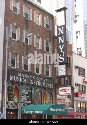 2. April 2009 eingestellt - New York, NY, USA - Mannys Musikinstrumente, um Türen (Mai 2009) zu schließen, nachdem er ein Midtown Wahrzeichen auf Music Row seit 1935.  Mannys ist derzeit im Besitz von Sam Ash.  Photo Credit: Anthony G. Moore/GLOBE Photos.K61656AGM (Kredit-Bild: © Globe Photos/ZUMAPRESS.com) Stockfoto