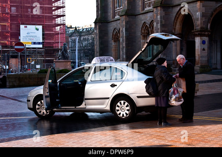 Ein Taxi lizenziert parkten außerhalb der McManus Art Gallery entlang "Meadowside" sammeln ein Kunde in Dundee, Großbritannien Stockfoto