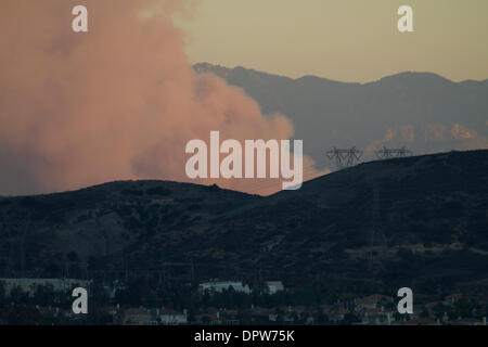 Glendora, Kalifornien, USA. 16. Jan 2014. Feuerwehrleute kämpfen ein Bürste Feuer in den Hügeln oberhalb von Glendora. Der Brand brach kurz vor 18 Uhr. Berichte sagen, dass obligatorische Evakuierungen für alle Wohnungen nördlich der Sierra Madre Avenue vom Azusa City Limits auf den Westen zu Colby Mountain Trail ausgestellt wurden. Am frühen Morgen Pendler verlangsamte sich der Verkehr auf der Autobahn 210 Credit: Duncan Selby/Alamy leben Nachrichten Stockfoto