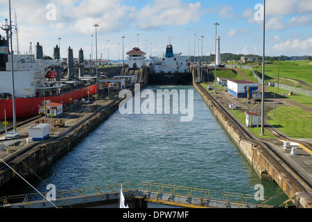 Schiffe, die durch den Panama-Kanal Stockfoto