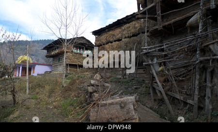 Rumsu Dorfstraße, Naggar, Kullu-Tal, Himachal Pradesh, N. Indien. Stockfoto