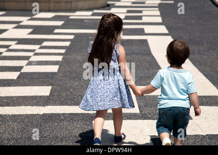 Bruder und Schwester zu Fuß Stockfoto