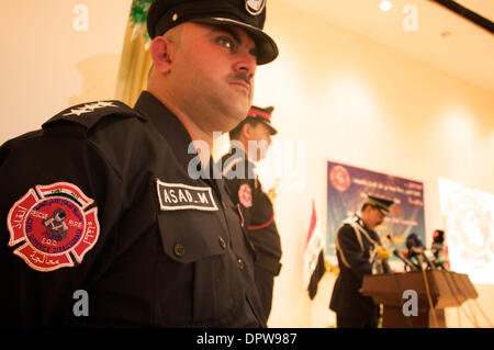 7. März 2009 - Bagdad, Irak - irakische Feuerwehr Stand stramm als General ABDUL RASSOUL ZAIDI, bereitet Generaldirektor des irakischen Civil Defense Directorate sprechen über das technische Know-how und die Kapazität für Iraks Feuerwehrleute, 7. März 2009 gebaut.  Im Irak sind die Feuerwehrleute unter einem einzigen nationalen Befehlssystem organisiert, die Bestandteil der Zivilschutz-D ist Stockfoto