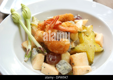 Gebratene Früchte Garnelensalat mit asiatischen Obst Stockfoto