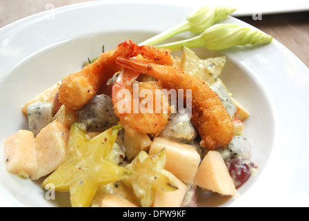 Gebratene Früchte Garnelensalat mit asiatischen Obst Stockfoto