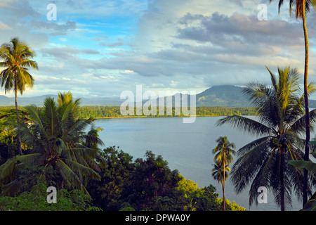 Malerische Aussicht auf Bunaken Island Küste in Nord-Sulawesi Stockfoto