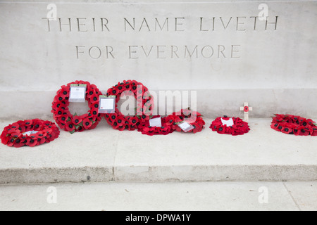 Roter Mohn Kränze niedergelegt gegen ein Felsengrab an die Thiepval-Denkmal. "ihr Name lebt in Ewigkeit" Stockfoto