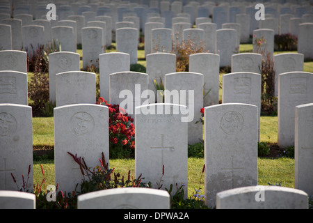 Reihen von Gräbern auf dem Tyne Cot Friedhof. Stockfoto