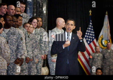 7. April 2009 - trifft Bagdad, Irak - US-Präsident BARACK OBAMA Militärpersonal im Camp Sieg in Bagdad, Irak. (Kredit-Bild: © John Goodman/ZUMA Press) Stockfoto