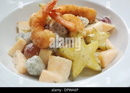 Gebratene Garnelen-Obst-Salat Stockfoto