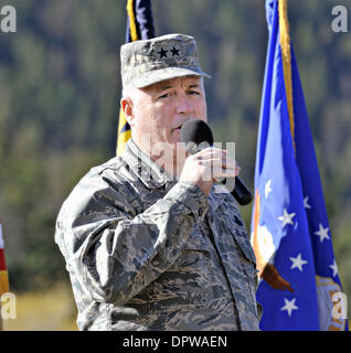 US Air Force Generalmajor Michael Carey Adressen Flieger versammelten sich anlässlich des 50. Jahrestag der ersten Minuteman Rakete Malmstrom Air Force Base 13. Oktober 2012 in Whitefish, Mt. Allgemeine Carey wurde entlassen von seinem Kommando einiger der Nation Atomwaffen für betrunkene Mätzchen während einer offiziellen Reise nach Moskau im vergangenen Sommer und jetzt 34 zusätzliche Offiziere wegen Betrugs auf monatliche Eignungsprüfungen, die ihr Wissen über die Sprengköpfe Bedienung bewerten entlassen worden. Stockfoto