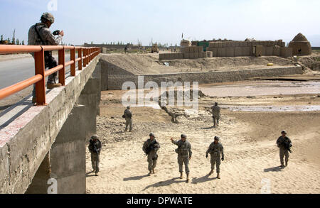 29. April 2009 - Sharana, Afghanistan - Soldaten der US Army 501. Stop, eine neu gebaute Brücke entlang des Paltu Flusses in Paktika Vorsehung in der Nähe der Stadt Sharana zu überprüfen.  Heute eine Bündchen schneiden Zeremonie offiziell eröffnet die Brücke, die ein Jahr wegen mangelhafter Ausführung, die Entführung von lokalen Unternehmern zu bauen hat und Probleme mit Verwaltungskontrolle. (Credit Stockfoto