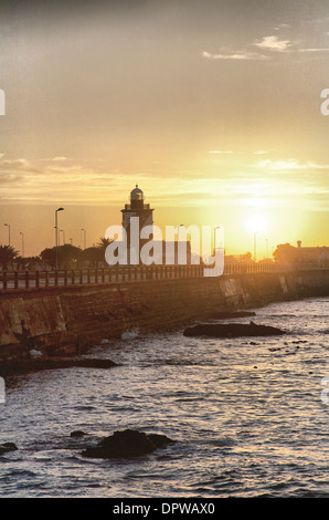 Leuchtturm auf Mouille Point Promenade Silhouette von Sun in Kapstadt - Südafrika Stockfoto