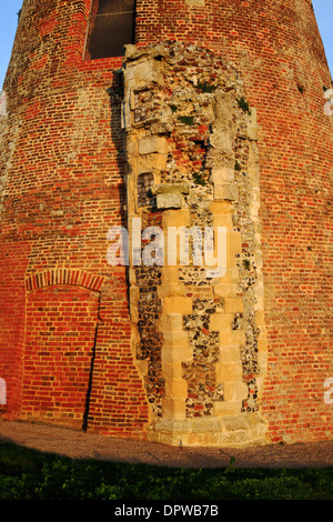 Aussicht auf St. Benet Abtei Entwässerung mit Teil der Abtei Ruinen gebaut in die Mühle in der Nähe von Horning, Norfolk, England, UK. Stockfoto