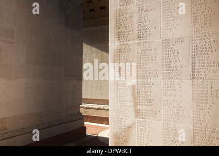 Tausende von Soldaten Namen eingraviert die Thiepval-Denkmal Stockfoto