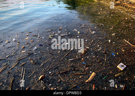 Kunststoff-Flaschen, Taschen und andere Abfälle verschmutzen Südküste Strand auf Bunaken Insel, eine marine Nationalpark Indonesiens Stockfoto