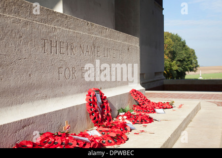 Roter Mohn Kränze niedergelegt gegen ein Felsengrab an die Thiepval-Denkmal Stockfoto