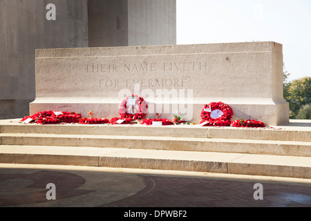 Roter Mohn Kränze niedergelegt gegen ein Felsengrab an die Thiepval-Denkmal Stockfoto