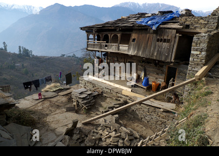 Rumsu Dorf, in der Nähe von Naggar, Kullu-Tal, Himachal Pradesh, N. Indien. Stockfoto