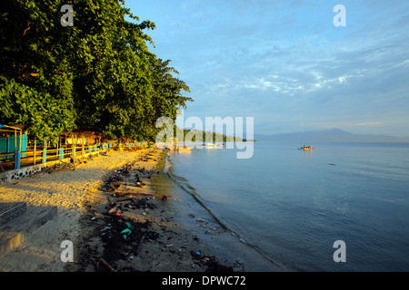 Am späten Nachmittag an der ruhigen Südküste der Insel Bunaken in Nord-Sulawesi Stockfoto