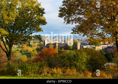 Herbstfärbung umgeben Ludlow Castle in Shropshire, wie aus Whitcliffe gemeinsamen gesehen. Stockfoto