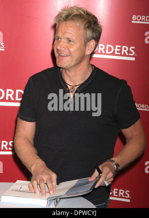 10. Februar 2009 unterzeichnet - New York, NY, USA - GORDON RAMSEY "Gordon Ramsey gesunden Appetit" an Grenzen Columbus Circle.  (Kredit-Bild: © Dan Herrick/KPA-ZUMA/ZUMA Press) Stockfoto