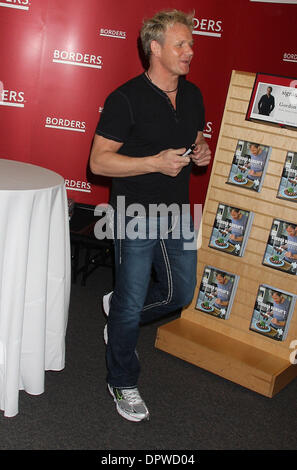 10. Februar 2009 unterzeichnet - New York, NY, USA - GORDON RAMSEY "Gordon Ramsey gesunden Appetit" an Grenzen Columbus Circle.  (Kredit-Bild: © Dan Herrick/KPA-ZUMA/ZUMA Press) Stockfoto