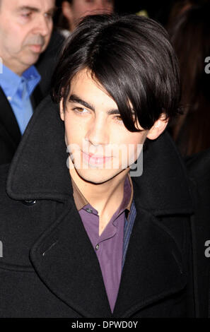 11. Februar 2009 - New York, NY, USA - JOE JONAS an der Sullivan-Theater für seine Aufzeichnung der "Late Show: With David Letterman" (Image Credit: © Dan Herrick/KPA-ZUMA/ZUMA Press) Stockfoto