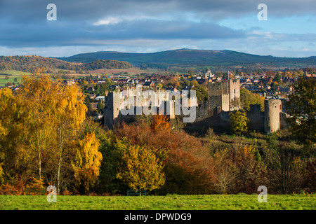 Shropshire-Markt-Stadt Ludlow und seine Burg im Herbst aus Whitcliffe gemeinsamen, England Stockfoto