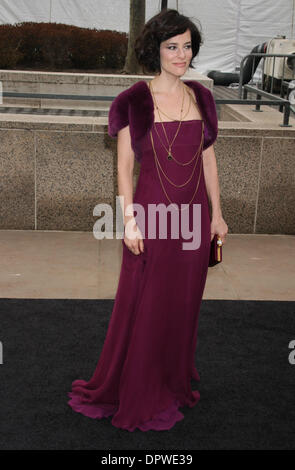 15. März 2009 - New York, NY, USA - PARKER POSEY an der Metropolitan Opera 125. Jubiläums-Gala. (Kredit-Bild: © Dan Herrick/ZUMA Press) Stockfoto