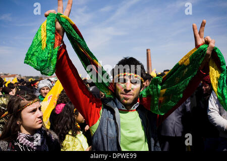 21. März 2009 - Istanbul, Marmara Region, Türkei - Türkei kurdische Gemeinschaft NowRuz (Frühlingsfest) in der Nähe Topkapis Mauern im alten Teil von Istanbul, Türkei, am Samstag, 21. März 2009 gefeiert. Kurdische Jugend am Ende der Feier sprang über ein großes Feuer zu feiern, einige der Jugend auch Plakate von Abdullah Öcalan und den Großteil der Masse skandierten gegen th Stockfoto