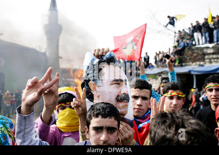 21. März 2009 - Istanbul, Marmara Region, Türkei - Türkei kurdische Gemeinschaft NowRuz (Frühlingsfest) in der Nähe Topkapis Mauern im alten Teil von Istanbul, Türkei, am Samstag, 21. März 2009 gefeiert. Kurdische Jugend am Ende der Feier sprang über ein großes Feuer zu feiern, einige der Jugend auch Plakate von Abdullah Öcalan und den Großteil der Masse skandierten gegen th Stockfoto