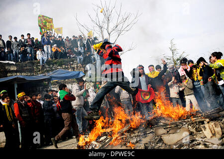 21. März 2009 - Istanbul, Marmara Region, Türkei - Türkei kurdische Gemeinschaft NowRuz (Frühlingsfest) in der Nähe Topkapis Mauern im alten Teil von Istanbul, Türkei, am Samstag, 21. März 2009 gefeiert. Kurdische Jugend am Ende der Feier sprang über ein großes Feuer zu feiern, einige der Jugend auch Plakate von Abdullah Öcalan und den Großteil der Masse skandierten gegen th Stockfoto