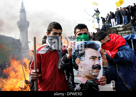 21. März 2009 - Istanbul, Marmara Region, Türkei - Türkei kurdische Gemeinschaft NowRuz (Frühlingsfest) in der Nähe Topkapis Mauern im alten Teil von Istanbul, Türkei, am Samstag, 21. März 2009 gefeiert. Kurdische Jugend am Ende der Feier sprang über ein großes Feuer zu feiern, einige der Jugend auch Plakate von Abdullah Öcalan und den Großteil der Masse skandierten gegen th Stockfoto